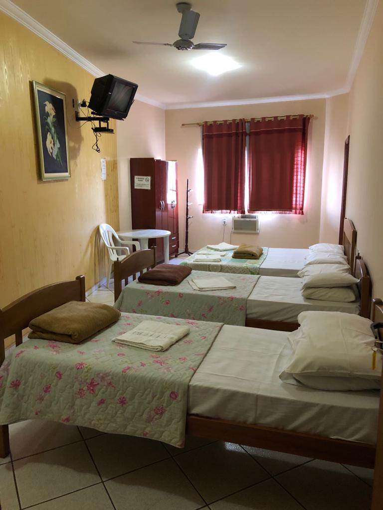 Quarto tipo dormitório com várias camas